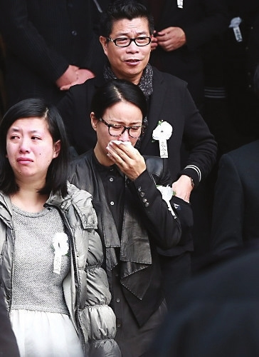 姚贝娜追悼会深圳举行 那英泣不成声：有好多话要说