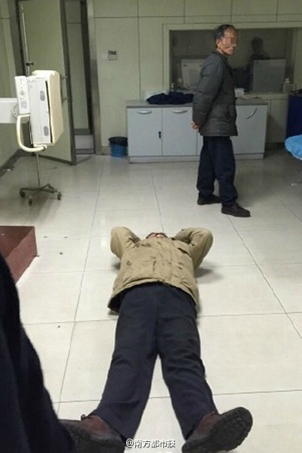 上海老人插队被阻 掐医生脖子扇医生耳光(组图