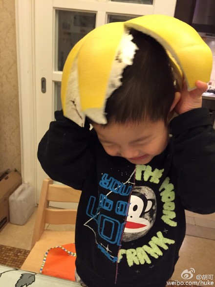 胡可儿子顶柚子皮出镜 造型搞怪(图)