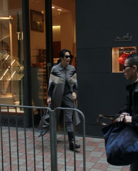 刘嘉玲素颜现身购物 与好友同行逛奢饰品店