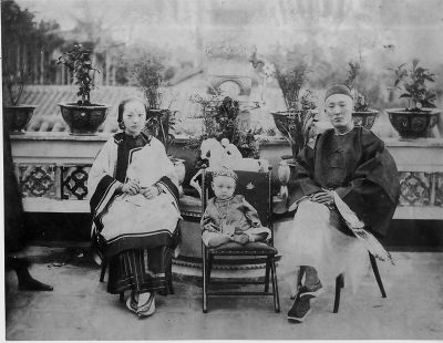 影像拍賣之1890年清末家庭合影。