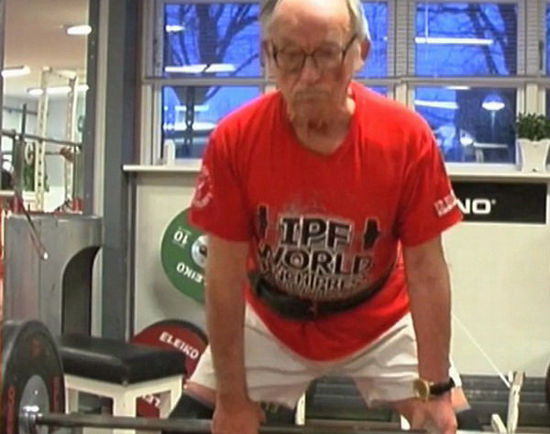 丹麦95岁老人热爱举重 能举起264斤杠铃