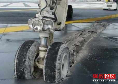 火车横穿屋舍 盘点超震撼离奇的车祸现场