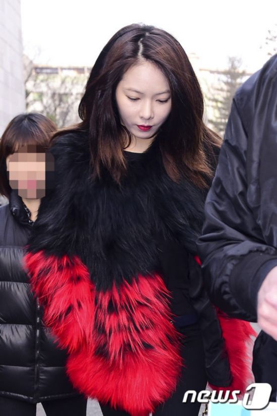 <em>少女时代泫雅</em>宋智孝金宥真 韩女星新年粉红装