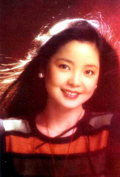 邓丽君劳军献吻大兵:被吻士兵三天只洗半边脸