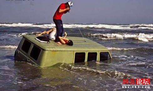 火车横穿屋舍 盘点超震撼离奇的车祸现场