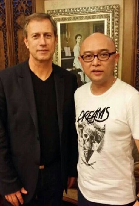 孟非晒与国足教练佩兰合影 网友:孟爷爷你矮了