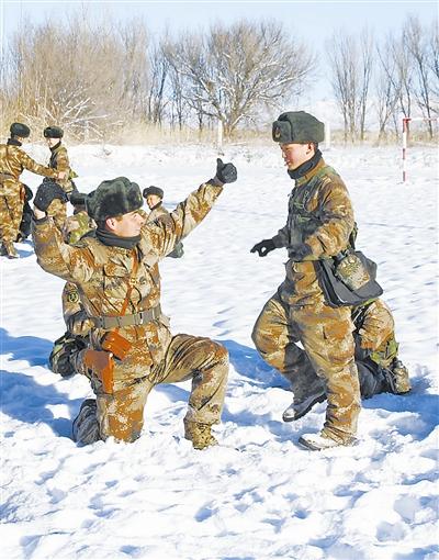 新疆维吾尔族边防连长教战士雪地跳民族舞(图