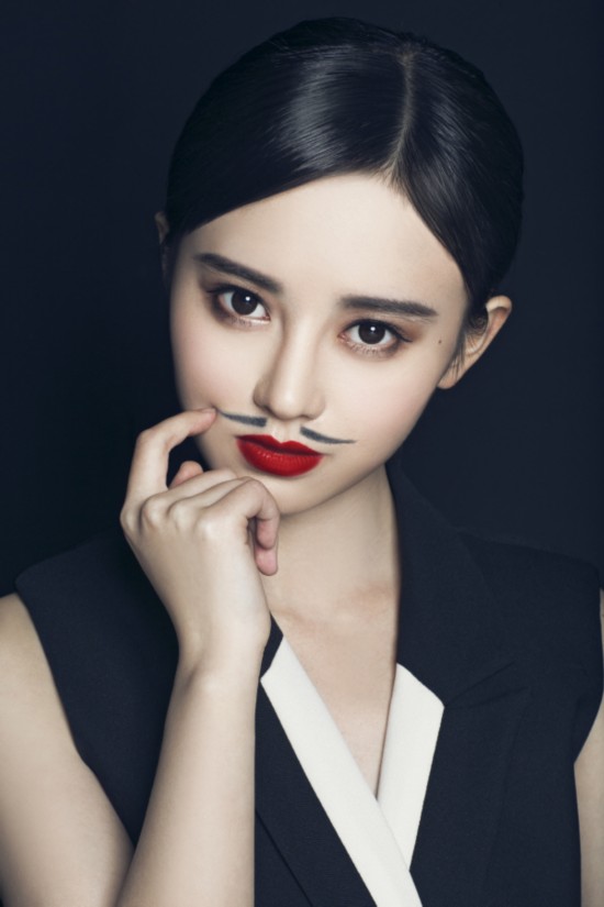 鞠婧祎贴胡子拍反串写真 美女秒变帅哥