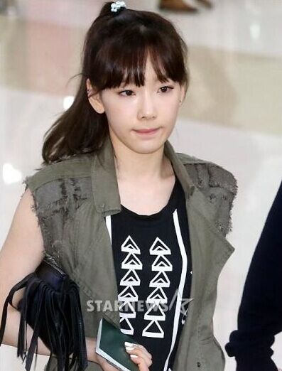 少时泰妍领奖摔下舞台 公司:身体无大碍在休养