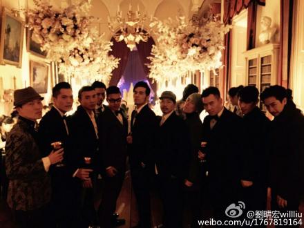 周杰伦婚礼后<em>泳池</em>疯玩 忍寒冷只穿<em>内裤</em>跳水--人