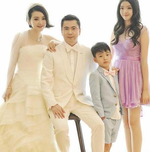 王中磊17岁女儿任成龙助理端茶倒水无人识