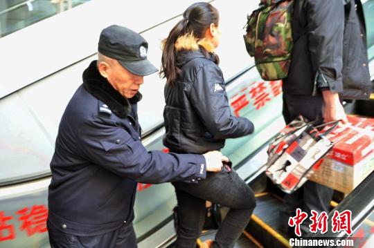 新疆铁警车站模拟扒手扒窃 提醒旅客防范(图)