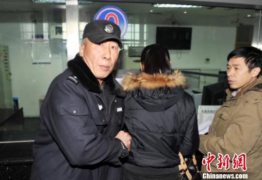 新疆铁警车站模拟扒手扒窃 提醒旅客防范(图)