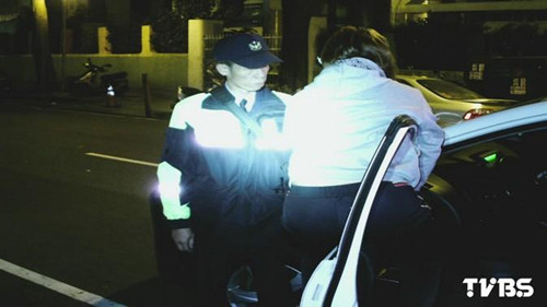 酒驾被取缔女子发酒疯骑坐警车车窗（图）
