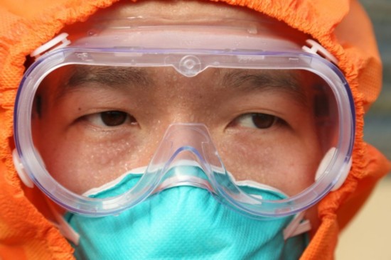 30多度的高温、密封的防护装具,让吴晓波全身湿透 对中国人民解放军第二批援利医疗队许多队员来说,从1月13日出征,短短10天经历了人生很多第一次:第一次出国、第一次到非洲,第一次坐二十多个小时的飞机,第一次直面生物安全等级4级的烈性传染病以下就是3名队员讲述的踏上疫区后的第一次,用他们的话讲:人生大起大落、跌宕起伏,真是太精彩了。 连建奇:第一次与埃博拉患者面对面 连建奇,第四军医大学唐都医院传染科副主任。2014年12月29日前的3个月,他一直在负责赴西非公民确诊埃博拉患者收