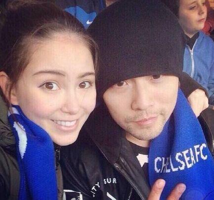 昆凌晒欧洲蜜月照 紧搂周杰伦观战切尔西(图)