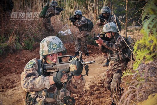 China's PLA soldiers take part in field training