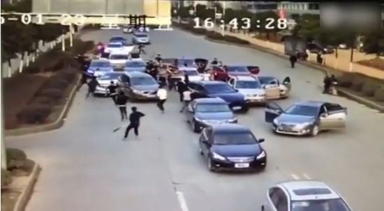 江西高安数十人街头斗殴 持大刀对砍