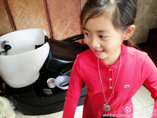 黄多多剪头帘露宽额头似Grace 穿斑马装自咬尾