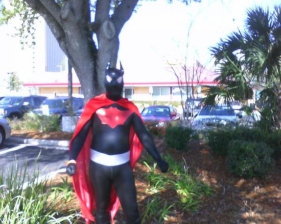 现实生活中的超级英雄 蝙蝠侠蜘蛛侠也是凡人