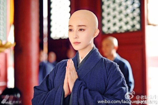 穿帮镜头大集合,细心的观众会发现,影视剧里常会出现不合理的情节,甚至连经典剧都不可避免,爆笑却又无奈。第8集,杨桃离职,果然帮她拿箱子,当时箱子里乱七八糟,等杨桃回到家打开箱子,里面是整整齐齐的放着两件衣服。