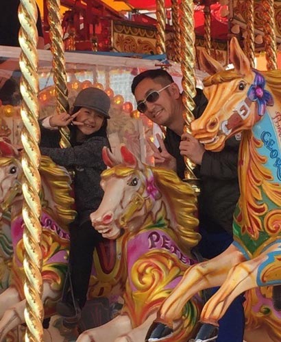 吴启华晒亲子照 与女儿玩旋转木马父爱满满