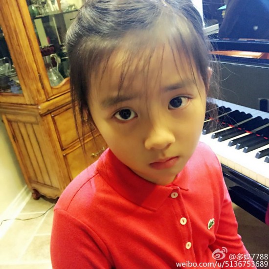 黄多多剪头帘露宽额头似Grace 穿斑马装自咬尾