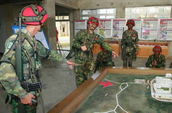 台军假想敌部队头戴小红帽(图)