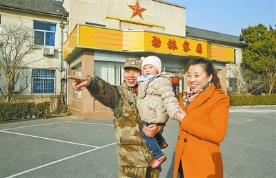 解放军某旅机关招待所变士官家属来队团圆房(