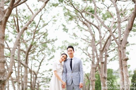 吴雨霏晒出与男友洪立熙婚纱照 微笑面对镜头