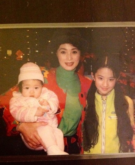 张晓龙与亲<em>外甥女</em>张佳宁似情侣 明星亲戚<em>关系</em>
