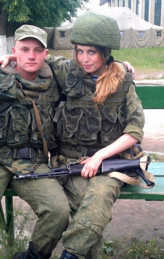 俄美女空降兵再曝性感生活照--陕西频道--人民