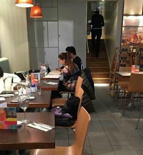  周杰伦 昆凌英国度 蜜月  逛街坐大巴平淡又甜蜜