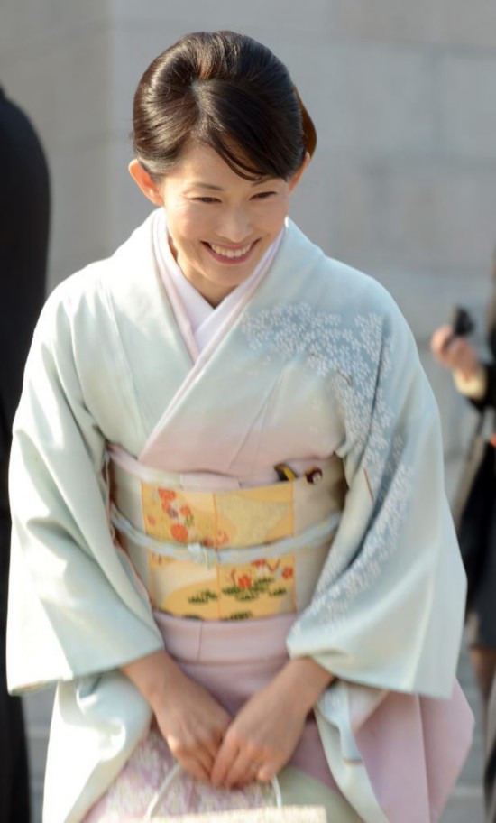 日本例行国会成女议员和服斗艳秀场