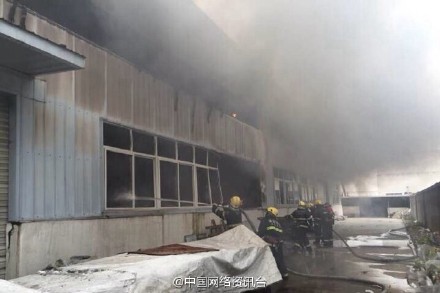 江苏淮安一工厂起火发生坍塌 现场浓烟滚滚伤