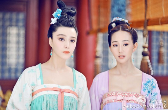 范冰冰穿校服扎大辫子玩自拍 嘟嘴卖萌扮粉嫩