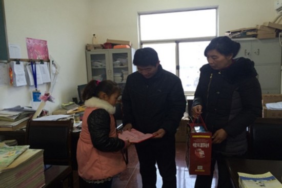 来安县雷官镇:关爱留守儿童 奖励优秀学生