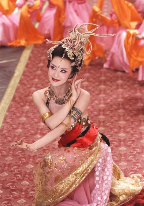 新版妲己造型惊呆小伙伴 网友:李依晓你是得罪了造型师么?