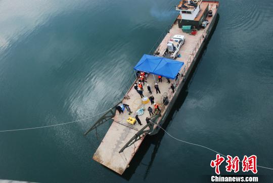 男子还不起5千万债务 被装铁笼沉入百米深湖底