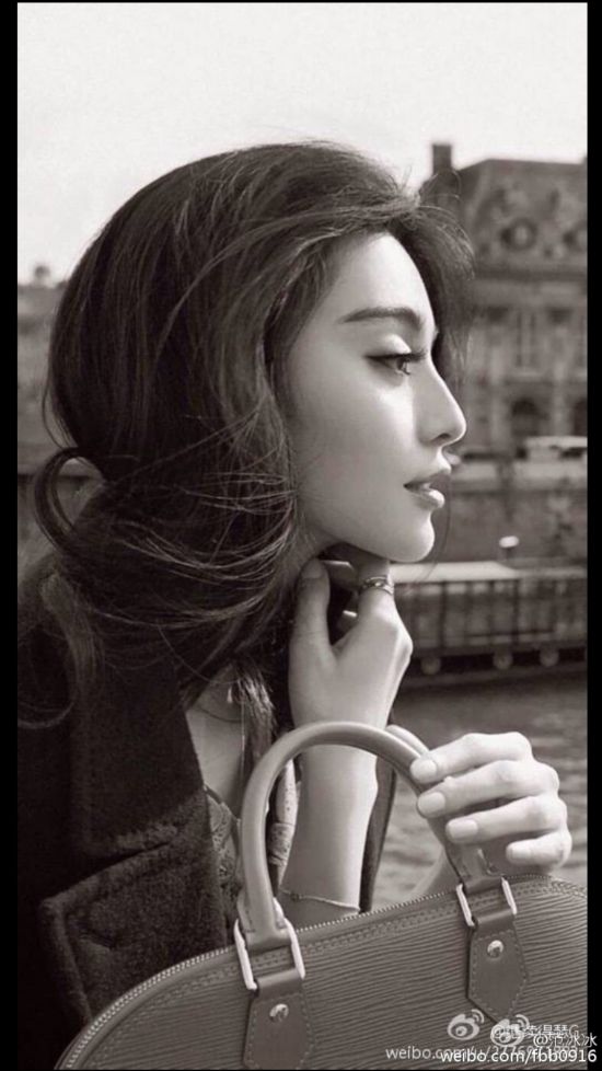 范冰冰穿校服扎大辫子玩自拍 嘟嘴卖萌扮粉嫩