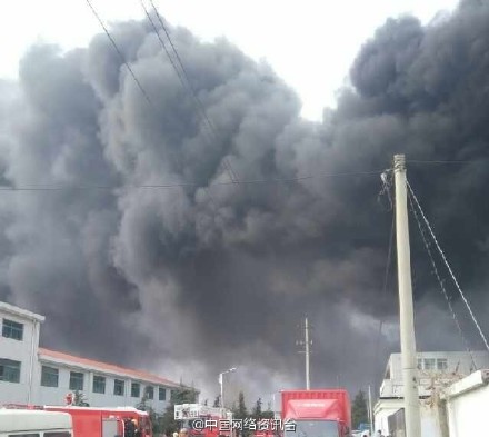江苏淮安一工厂起火发生坍塌 现场浓烟滚滚伤