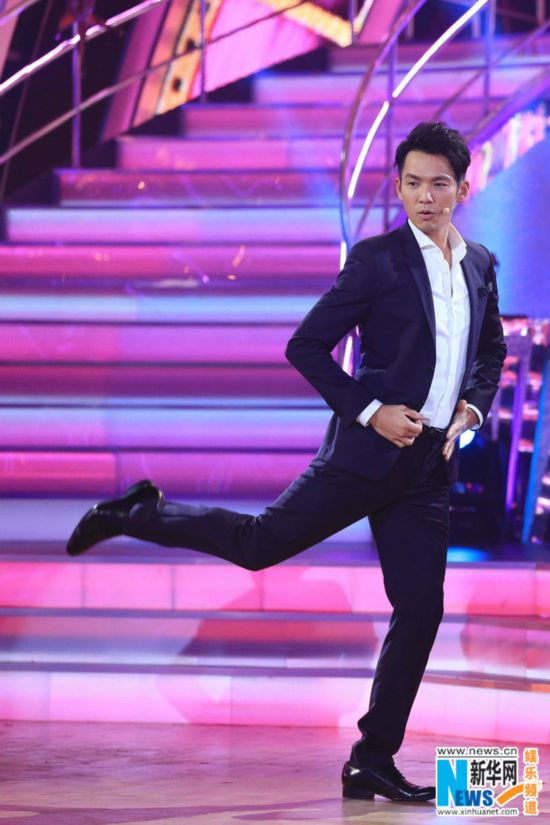 汉良录影大秀华尔兹 国脚高峰变超人与美女热舞