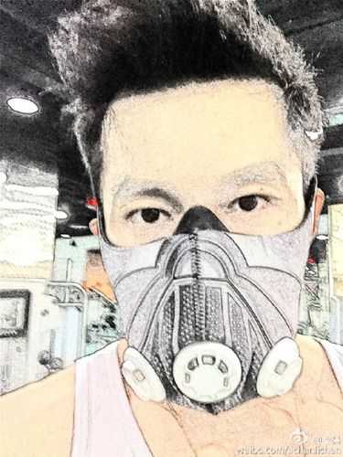 李晨戴防毒面具秀肌肉网友：强壮的大黑牛