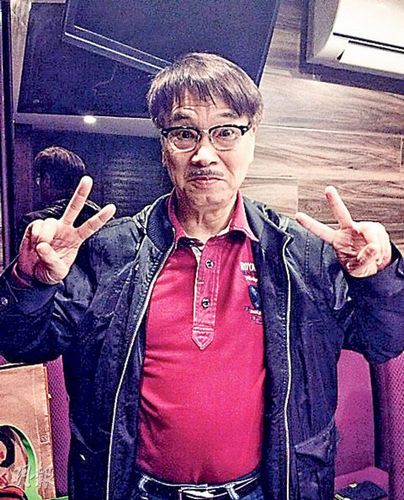 吴孟达双V手势拍照向粉丝报平安 瘦很多但精神不俗