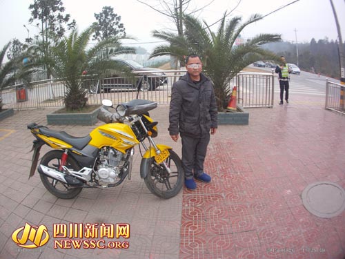 成都酒司机无证驾驶摩托车 被拘15天罚款200