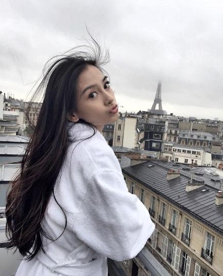 Angelababy晒阳台美照 穿浴袍嘟嘴卖萌(图)