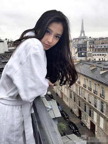 Angelababy晒巴黎穿浴袍照 眺望埃菲尔铁塔(图