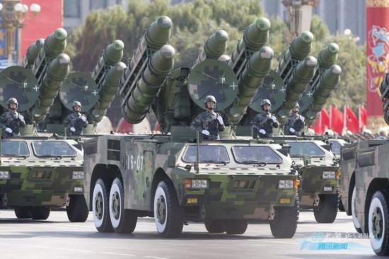 资料图:中国2009年大阅兵展示的武器装备