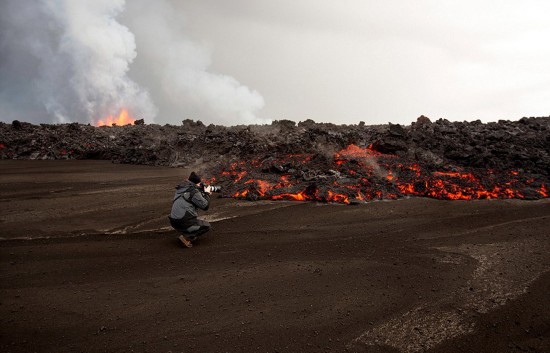 大自然的力量:摄影师近距离抓拍火山喷发壮观